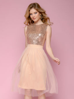 Платье пудрового цвета длины миди без рукавов