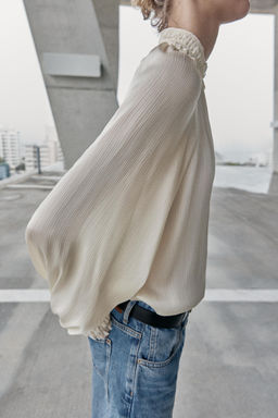 BLUSA SATINADA CUELLO SUBIDO / Crudo - Zara фото 4