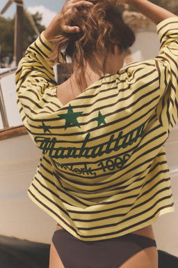 CAMISETA RAYAS TEXTO / Amarillo