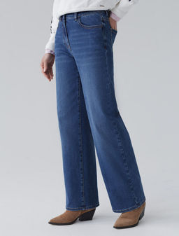 Джинсы трубы с декоративной стиркой из эластичного облегченного денима