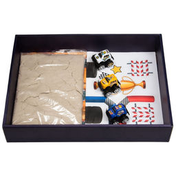 Игрушка для детей старше трех лет, в наборах, из формирующихся пластичных масс (кинетический песок, пластичный песок) и тематических предметов игрового обихода (игрушечный трансопрт) из полимерных материалов с элементами из бумаги, картона