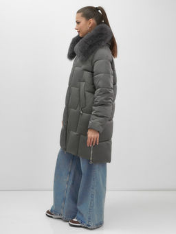 Пальто зимнее утепленное с мехом и капюшоном тренд темно-зеленого цвета 7630TZ - Visdeer фото 16