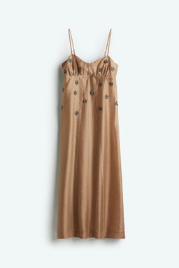 Vestido de tirantes con detalles decorativos