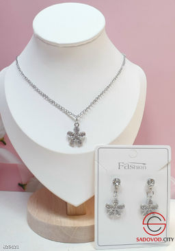 Комплект украшений женский: серьги гвоздики и подвеска ожерелье