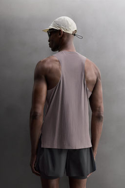 CAMISETA TANK LIGERA RUNNING / Morado