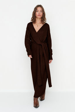 Koyu Kahverengi Yumusak Dokulu Midi Triko Kruvaze Yaka Baglamal? Elbise TWOAW21EL0260