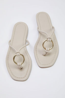 Trendyol Shoes Bej Metal Aksesuar Detayl? Kad?n Parmak Aras? Terlik TAKSS25TE00042