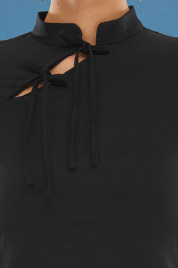 Trendyolmilla Siyah Dik Yaka Baglama Detayl? Vucuda Oturan Esnek Orme Bluz TWOSS25BZ00226  фото 3