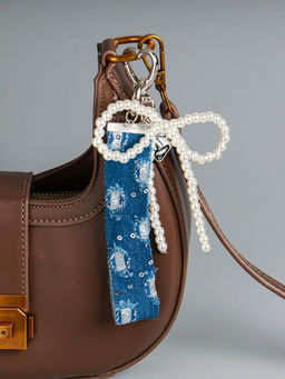 Брелок для ключей на карабине с джинсовым ремешком «Жемчужный бант и бабочка», бусины d=0.5 см, на сумку, рюкзак, 15×10.5×1 см