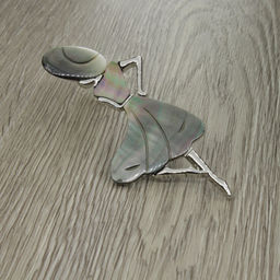 Брошь-подвеска "Мадам" со вставкой из черного перламутра