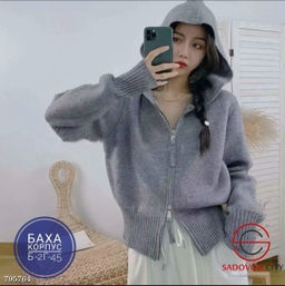 теплый свитер с капюшоном