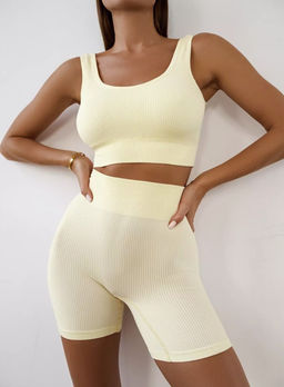 K11689 Костюм спортивный: шорты и топ с чашками СЛИВКИ