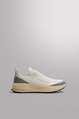 ZAPATILLA DE CORRER SIN CORDONES / Gris