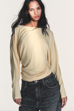 CAMISETA DRAPEADO LATERAL / Mantequilla - Zara фото 2