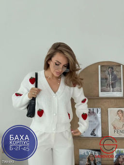 Женский кардиган с вышивкой клубника