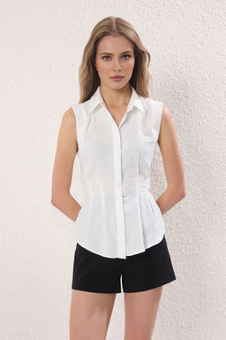 Trendyolmilla Beyaz Tas Bask?l? Fitted Gomlek TWOSS25GO00158