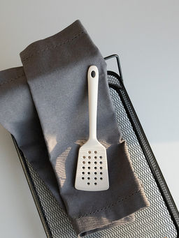 Лопатка кулинарная с дырочками 21,2x5,7x2,7 бежевый силикон, нейлон