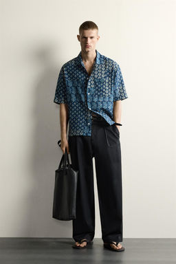 CAMISA RELAXED FIT ESTAMPADO PATCHWORK / Azul tinta