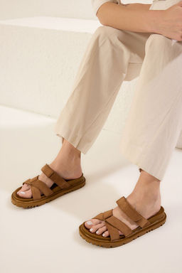 Trendyol Shoes Taba Suet C?rt Bantl? Duz Kad?n Terlik TAKSS25TE00003