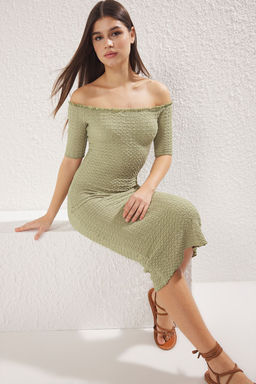 Siyah Duz Midi Dokulu Fitted/Vucuda Oturan Buzgulu Carmen Yaka Esnek Orme Elbise TWOSS25EL00067 - Trendyolmilla фото 16