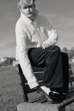 Jersey en punto trenzado con escote de pico