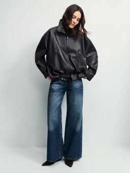 Куртка-бомбер из искусственной кожи с ремнем / Zarina  фото 2