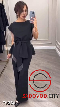 Трендовый женский костюм со стразами