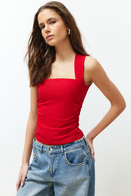 K?rm?z? Duz Kare Yaka Ask?l? Buzgulu Fitted/Vucuda Oturan Esnek Orme Bluz TWOSS24BZ00400
