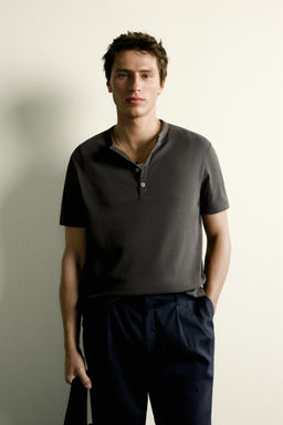 CAMISETA REGULAR FIT CUELLO PANADERO / Marr?n - Zara фото 2