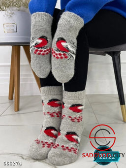 Шерстяные варежки и носки