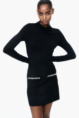 Falda de punto con detalles decorativos