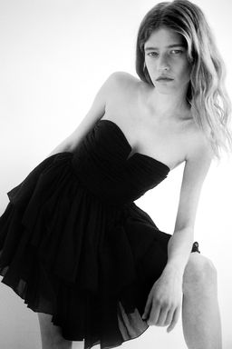 Vestido bandeau con falda acampanada