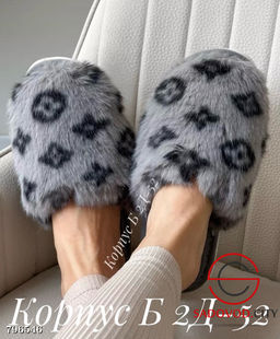Женские тапочки с логотипами