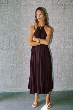 VESTIDO MIDI PLISADO BROCHE FLOR / Berenjena