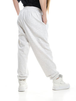 Брюки спортивные с эмблемой 22-7611 светло-серый меланж - Mini maxi фото 37