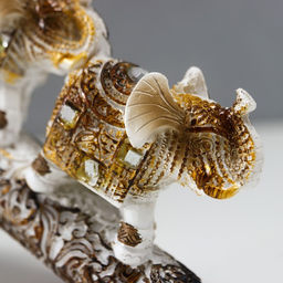 Фигурка полистоун «Семь белых слонов с попоной из арабского ковра на роге», 11.5×31×5 см