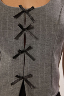 Gri Cizgili Kurdele Baglama Detayl? Vucuda Oturan Kare Yaka S?f?r Kol Orme Bluz TWOSS25BZ00147