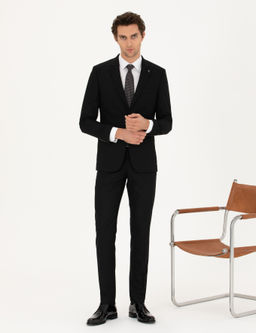 Черный костюм узкого кроя