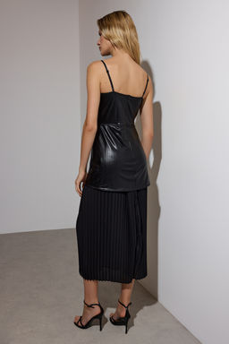 Limited Edition Siyah Suni Deri Etegi Sifon Plilise Detayl? Elbise TWOAW26EL00127 - Trendyolmilla фото 4