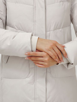 Куртка зимняя с капюшоном удлиненная стеганная бежевого цвета 9650B - Mtforce фото 11