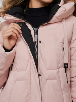 Пальто утепленное молодежное зимнее женское розового цвета 589899R - RoccaManer фото 17