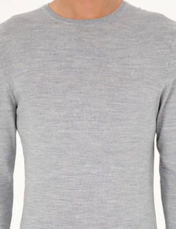 Светло-серый базовый трикотажный свитер из смесовой шерсти приталенного кроя с круглым вырезом - Cacharel фото 6