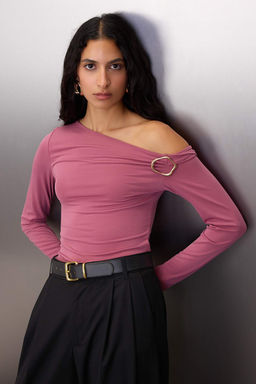 Gul Kurusu Fitted Dusuk Omuzlu Aksesuar Detayl? Asimetrik Yaka Esnek Orme Bluz TWOAW26BZ00075