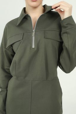 Стильное платье модного силуэта из мягкого шелковистого футера 302L3-22 хаки - Solo mio фото 7