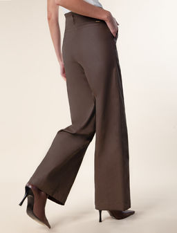 VILATTE / Свободные брюки из эластичного хлопка с покрытием под кожу  фото 3