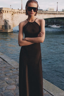 VESTIDO SATINADO HALTER ZW COLLECTION / Marr?n