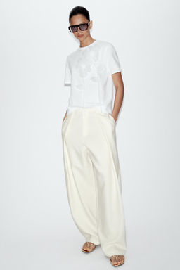 CAMISETA FLORES VOLUMEN / Blanco