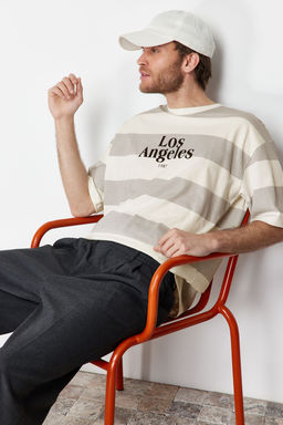 TRENDYOL MAN Buyuk Beden Gri Oversize Cizgili Sehir Bask?l? %100 Pamuklu T-Shirt TMNSS25BF00010 - Trendyolmilla фото 2