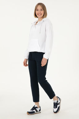 Kad_n Beyaz Kap__onlu Sweatshirt