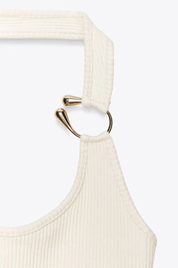 RIBBED TOP WITH METAL DETAIL